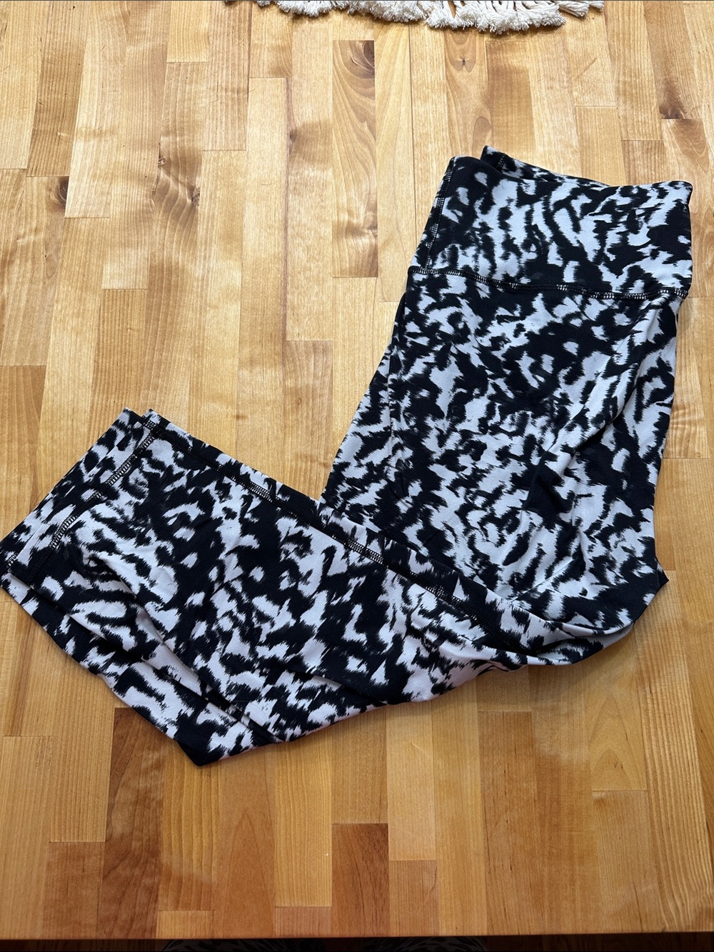 Old Navy Black and White Abstract Active Leggings